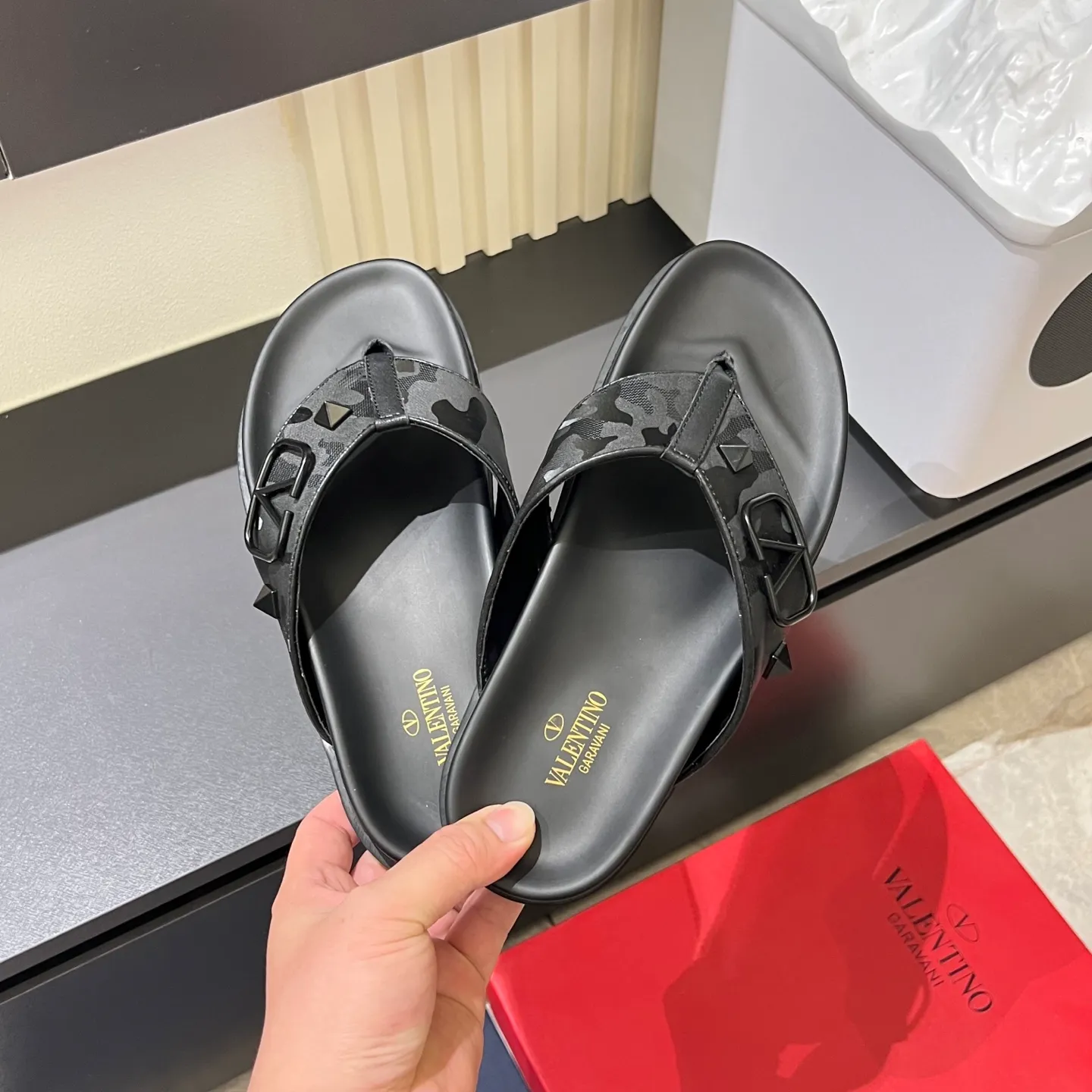 p300《VALENTINO》Warren Men🧍‍♂️Spring and Summer New Style. Cowhide logo flat slippers, elegant sandals, the same style worn by celebrities, original molding, imported calfskin. Rubber outsole. Soft and durable, full set of counter packaging, 38-44!
